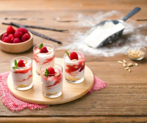 Glaasjes met crème van Ricotta en een coulis van frambozen - Galbani