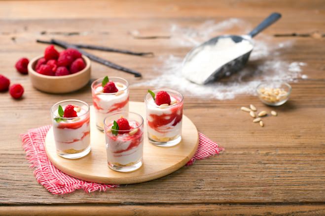 Glaasjes met crème van Ricotta en een coulis van frambozen - Galbani