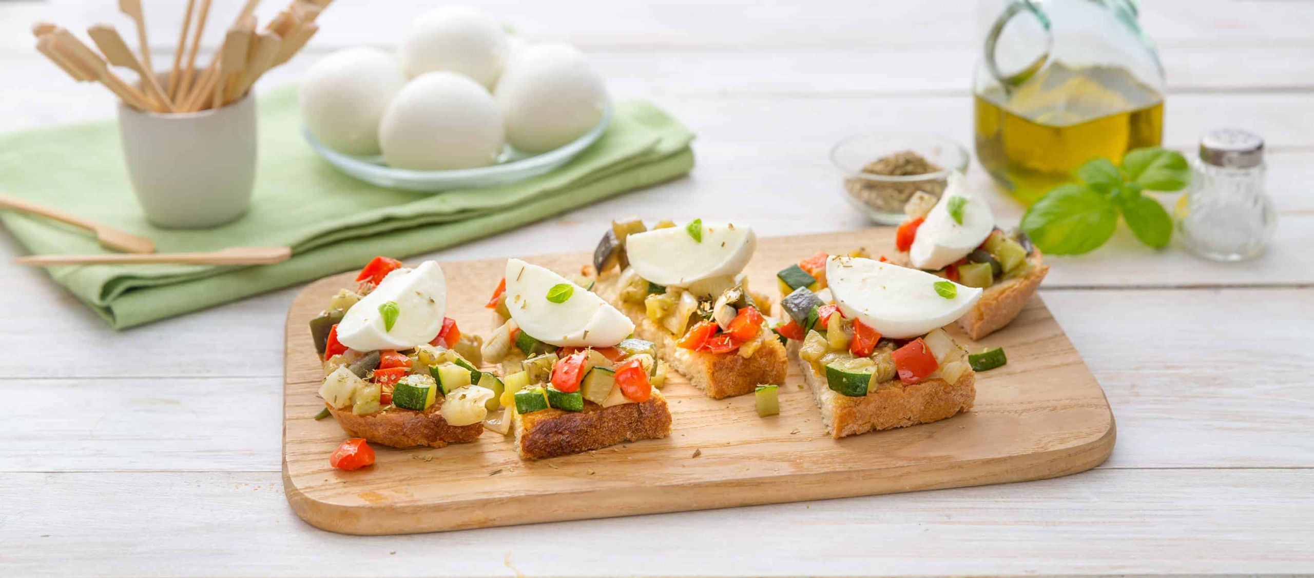 Rustieke Bruschetta met Mozzarella Di Bufala en groente