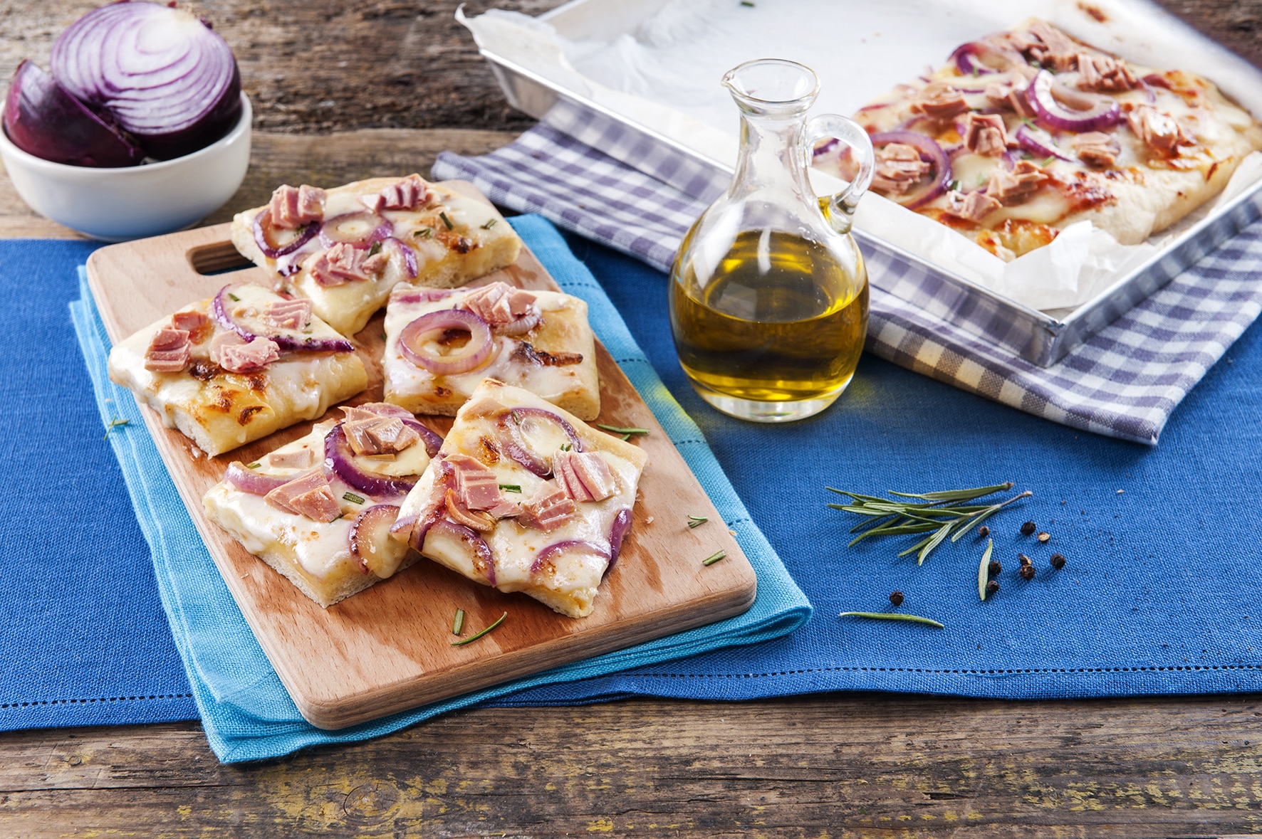 Pizza met tonijn en rode uien