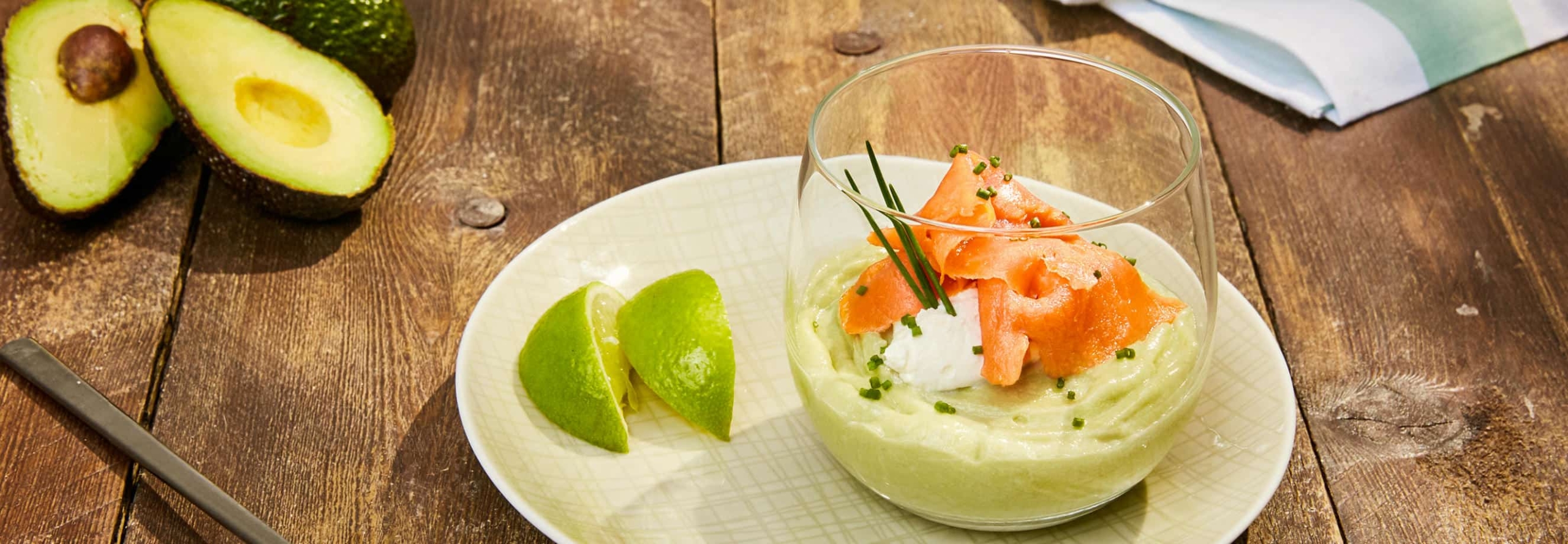 Glaasjes Mascarpone met avocado, zalm en limoen
