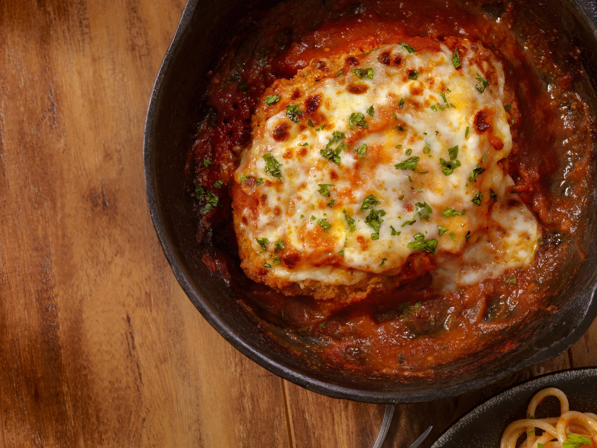 Gegrilde kip met Parmezaanse kaas en spaghetti van courgette
