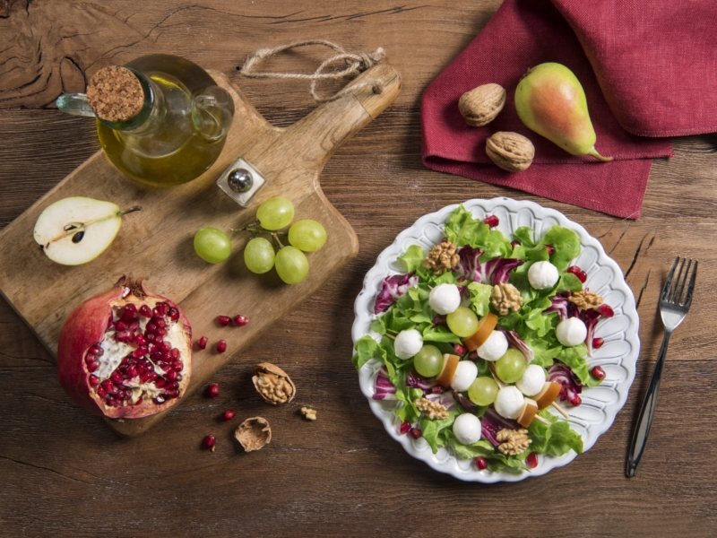 Gemengde salade met Mozzarella, druiven en granaatappel - Galbani