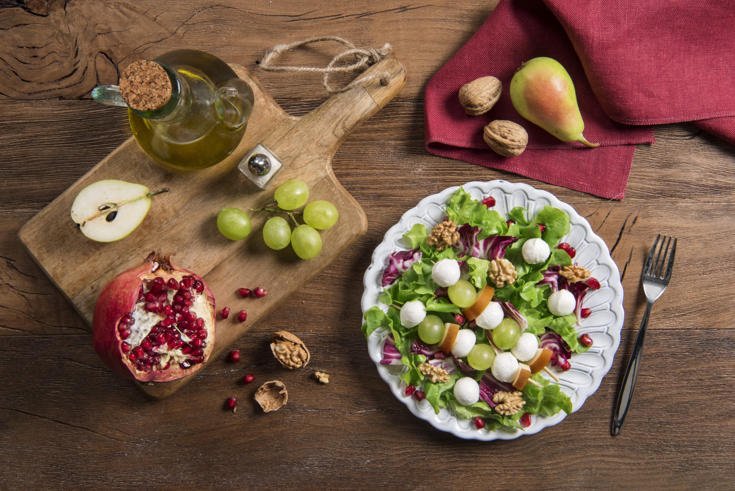 Gemengde salade met Mozzarella, druiven en granaatappel