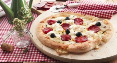 Pizza met Mozzarella, Ricotta en pittige worst - Galbani