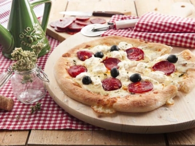 Pizza met Mozzarella, Ricotta en pittige worst - Galbani
