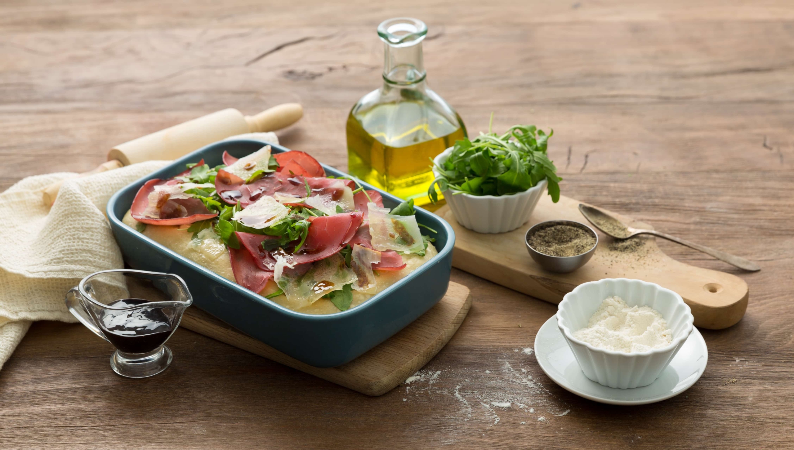 Pizza met Parmigiano Reggiano en rucola