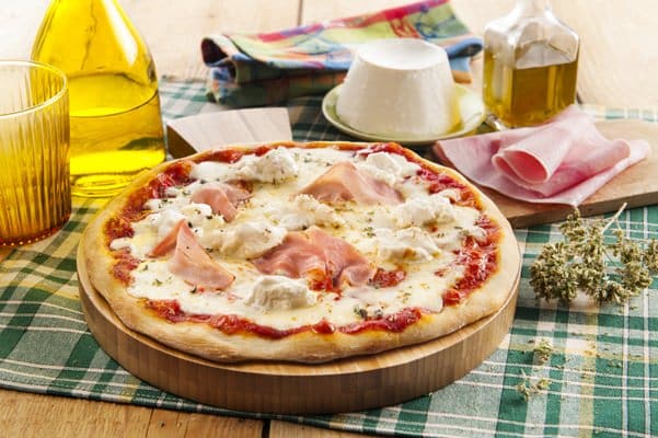 Pizza met Mozzarella, Ricotta en ham - Galbani