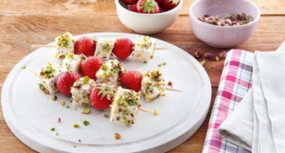 Spiesjes van Mozzarella met aardbeien en pistacheschilfers - Galbani