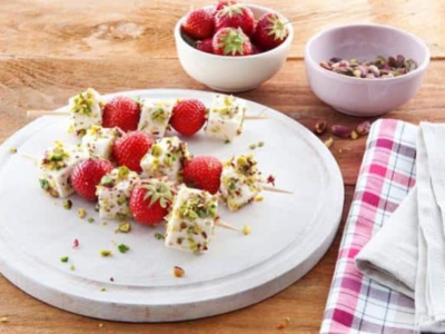 Brochettes de Mozzarella aux fraises et aux éclats de pistache - Galbani