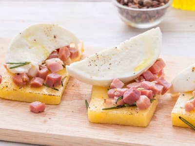 Crostini van polenta met gedroogde ham en Mozzarella Fior Di Latte - Galbani