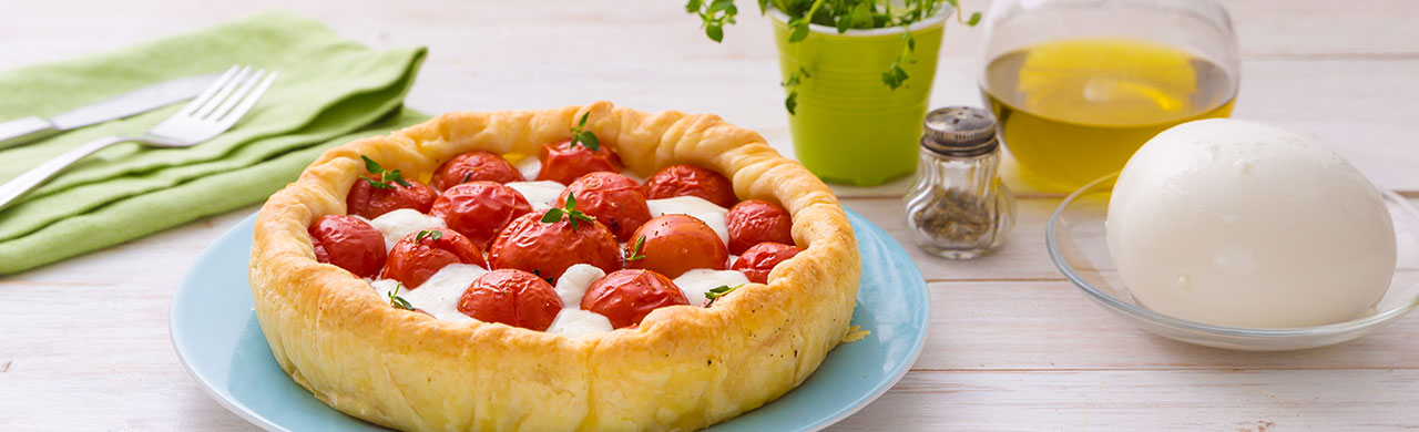 Tarte salée feuilletée aux tomates, avec Mozzarella Fior Di Latte et thym