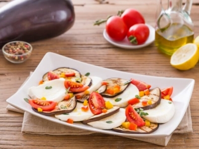 Auberginecarpaccio met Mozzarella Fior Di Latte, tomaten en marjolein - Galbani