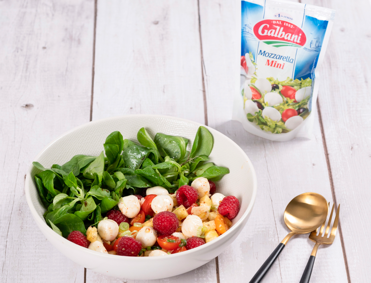 Salade tomates cerises, mâche, ananas, framboises, mozzarella mini Galbani - Galbani